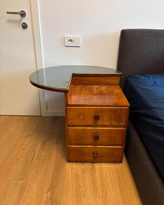 Comodino in legno con piano in vetro e 3 cassetti