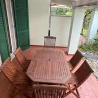 Tavolo in legno da giardino con sedie