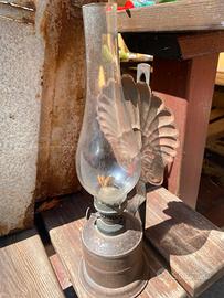 Lampada a petrolio con riflettore