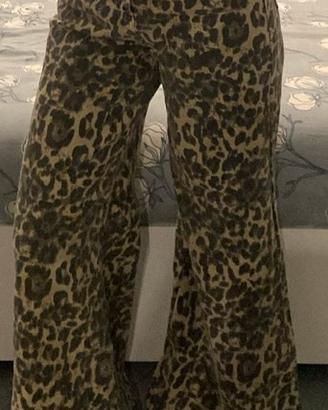 Jeans a zampa stampa animalier leopardata