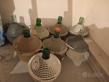 damigiane in vettro e bidoni in ferr