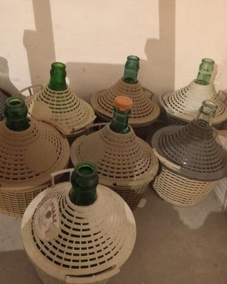 damigiane in vettro e bidoni in ferr