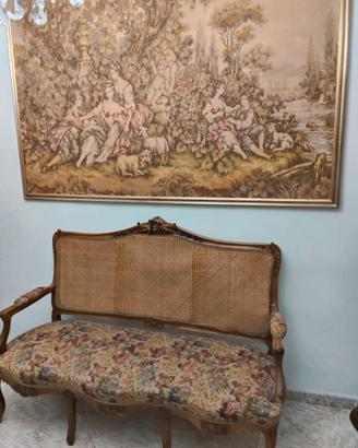 Divano e arazzo