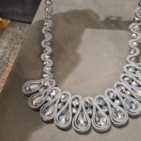 Girocollo grigioperla, luminoso e orecchini a gocc