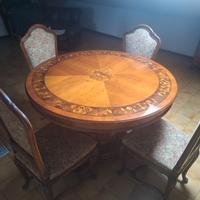 Tavolo antico in noce intarsiato a mano