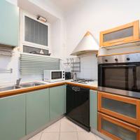 Cucina completa ad angolo con elettrodomestici