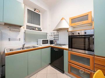 Cucina completa ad angolo con elettrodomestici