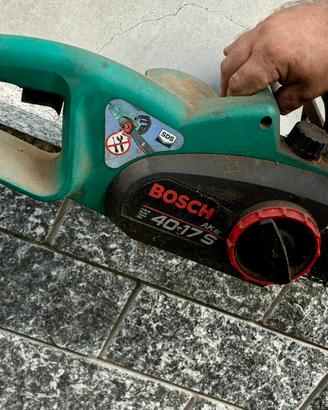 un'elettrosega a filo Bosch AKE 40-17 S