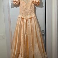 Abito da sposa color salmone con cuscino portafedi