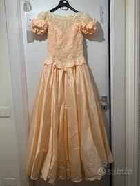 Abito da sposa color salmone con cuscino portafedi