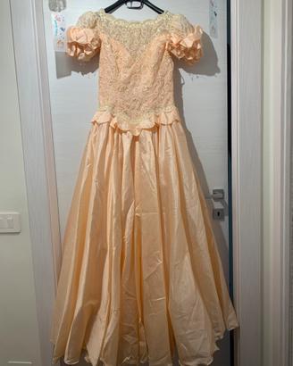 Abito da sposa, cuscino portafedi e acconciatura