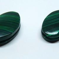 Due gemme ovali di MALACHITE lavorate a mano.