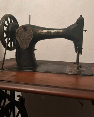 Macchina da cucire d'epoca Singer con mobile