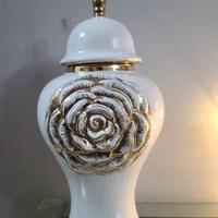 Vaso decorativo in ceramica bianca con rosa oro e 