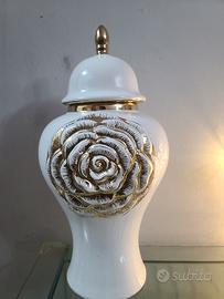 Vaso decorativo in ceramica bianca con rosa oro e 