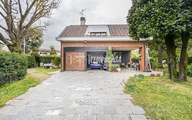 VILLA SINGOLA CON PISCINA IN QUARTIERE AURELIA
