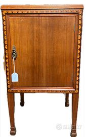 Comodino con intarsi