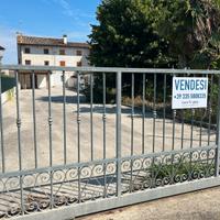 Casale accostato con ampio scoperto