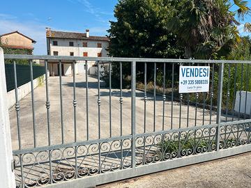 Casale accostato con ampio scoperto