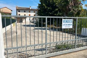 Casale accostato con ampio scoperto