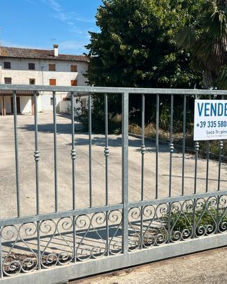 Casale accostato con ampio scoperto