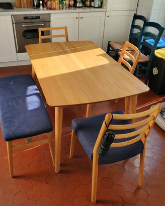 Tavolo giapponese, 3 sedie e bianco