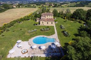 Rustico / Casale di 630 m² con più di 5 locali e b