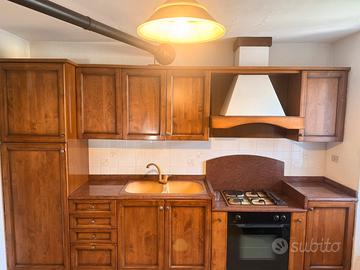 Cucina con elettrodomestici