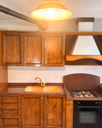 Cucina con elettrodomestici