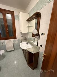 Mobile da bagno con soecchiera e luci