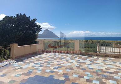 AV709 APPARTAMENTO CON TERRAZZO VISTA MARE A MACAR