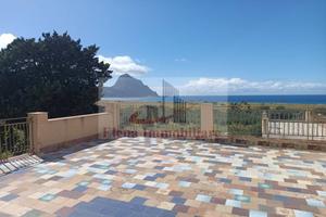 AV709 APPARTAMENTO CON TERRAZZO VISTA MARE A MACAR