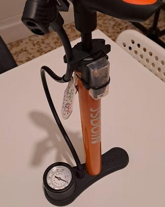 Pompa bici con manometro, nuova, con adattatori