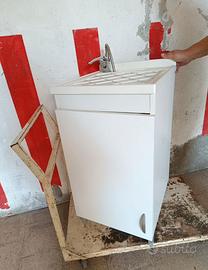 Lavatoio con rubinetto