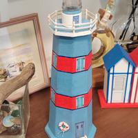 Faro decorativo fatto a mano azzurro e rosso