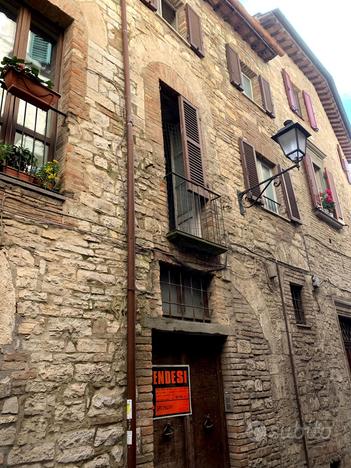 Todi centrale palazzina cielo terra 190 mq