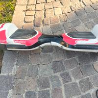 Hoverboard ducati con accessorio.