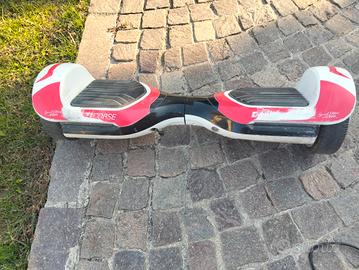 Hoverboard ducati con accessorio.