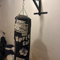Sacca da boxe con strutta di sostegno