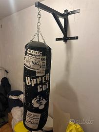 Sacca da boxe con strutta di sostegno