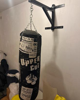 Sacca da boxe con strutta di sostegno