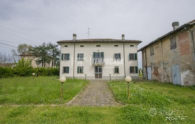Villa indipendente con ampio giardino e potenziale
