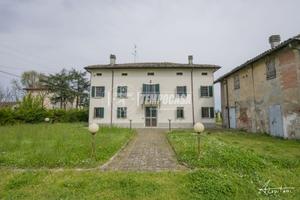 Villa indipendente con ampio giardino e potenziale