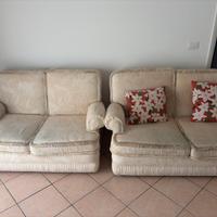 Divani in tessuto color crema