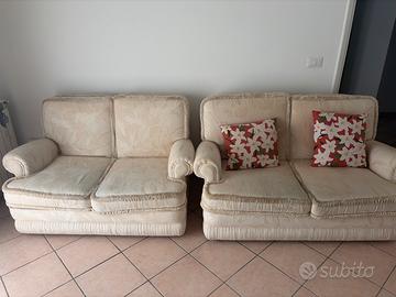 Divani in tessuto color crema