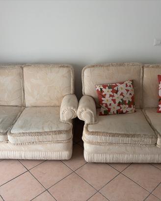 Divani in tessuto color crema