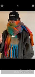 Sciarpa invernale oversize colorata con nappe