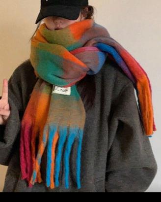 Sciarpa invernale oversize colorata con nappe