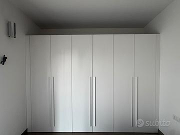 Armadio in corian con interni in legno nero.