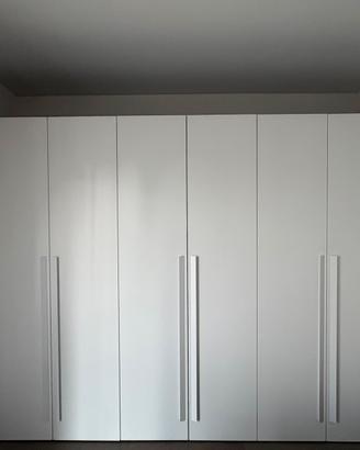 Armadio in corian con interni in legno nero.